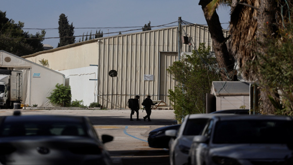 ضباط إسرائيليون يسيرون داخل مقرّ وكالة الأمم المتحدة لإغاثة وتشغيل اللاجئين الفلسطينيين (الأونروا)، في القدس، 8 كانون الأول 2025. (رويترز)