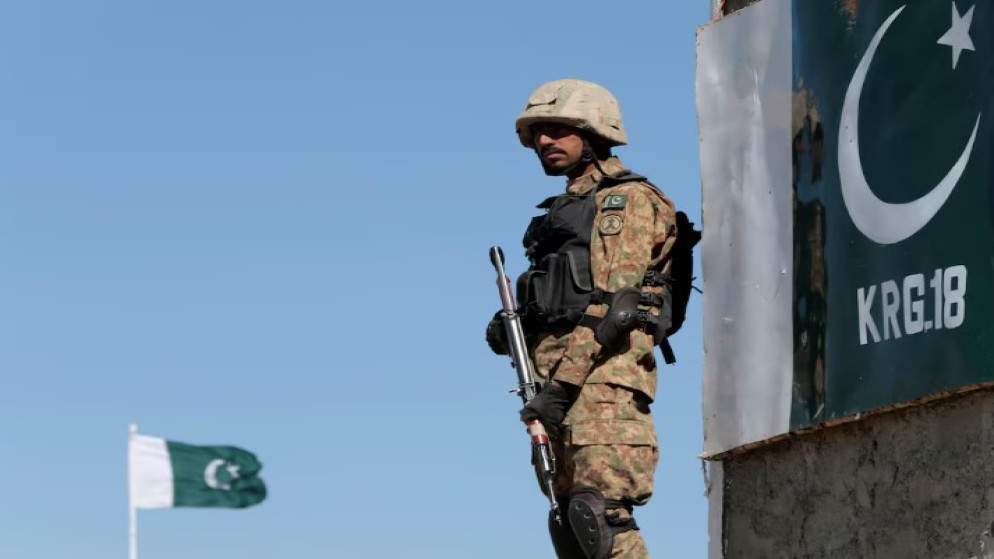 جندي يقف حارسًا على طول السياج الحدودي في موقع أنجور أدا على الحدود مع أفغانستان في جنوب وزيرستان، باكستان، 18 /تشرين الأول 2017. (رويترز)