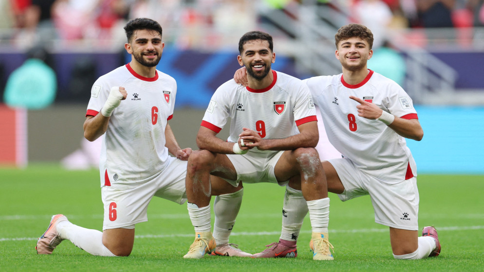اللاعب علي علوان خلال احتفاله بتسجيله الهدف الثالث في مرمى الكويت في كأس العرب. 6 كانون الأول 2025. (رويترز)