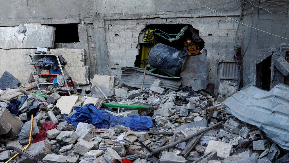 فلسطينيون يتفقدون موقع الغارة الإسرائيلية التي وقعت يوم السبت في وسط قطاع غزة، 23 تشرين الثاني 2025. (رويترز/محمود عيسى)