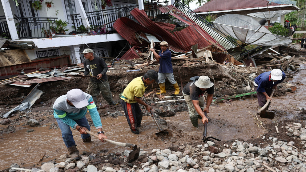 سكان محليون ينظفون الأنقاض الناجمة عن انهيار أرضي مميت عقب هطول أمطار غزيرة في مالالاك، مقاطعة أجام، مقاطعة غرب سومطرة، إندونيسيا، 3 كانون الأول 2025. (رويترز)