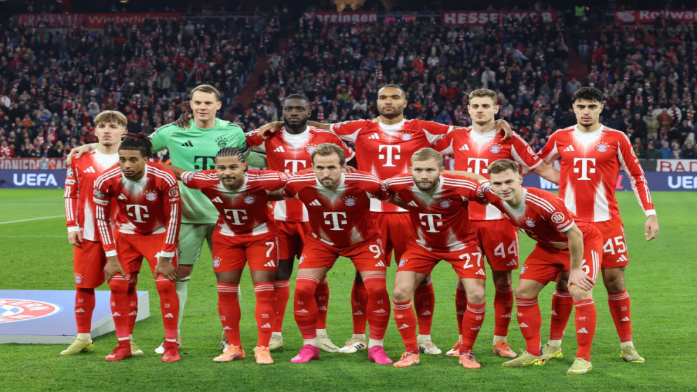 فريق بايرن ميونيخ يلتقط صورة قبل مباراة كرة القدم في دوري أبطال أوروبا. ألمانيا. 9 كانون الأول 2025. (أ ف ب)