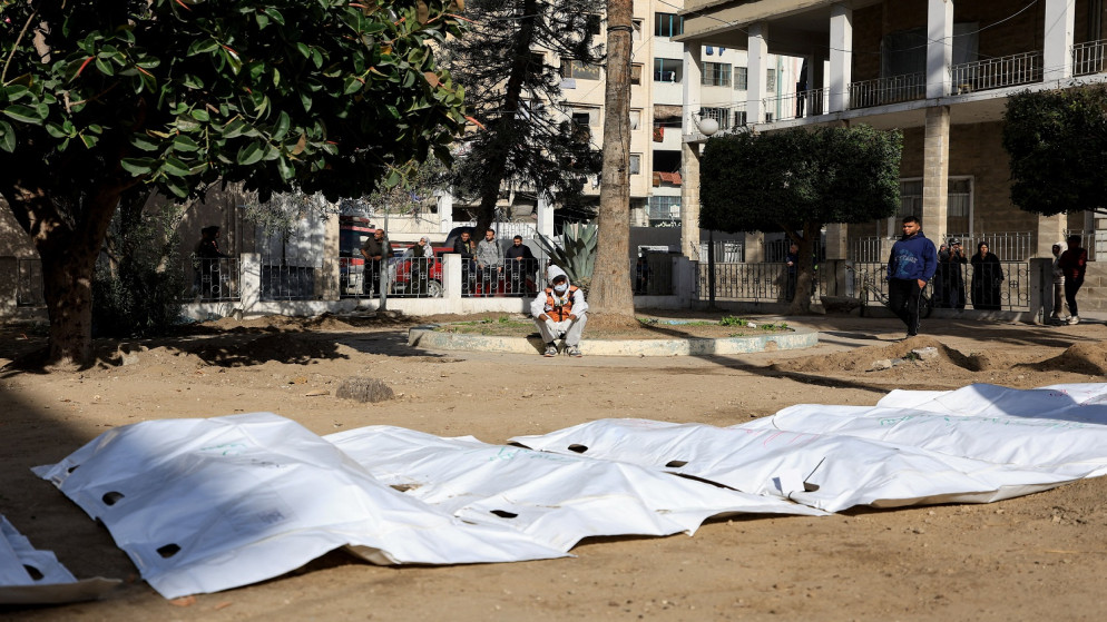 جثامين الشهداء المستخرجة ممن استشهدوا خلال الحرب. (رويترز)