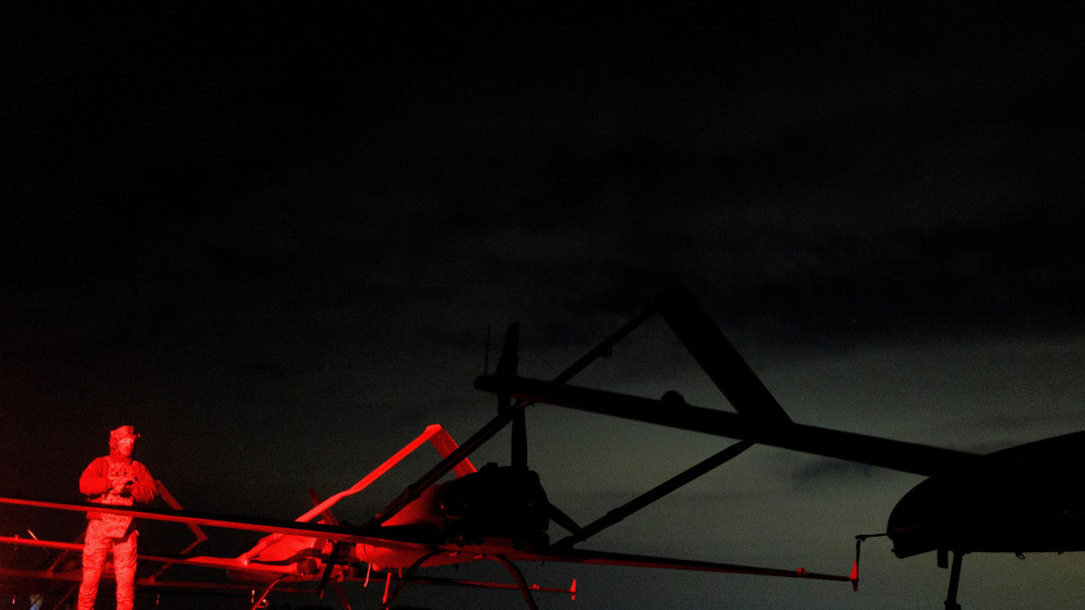 جندي أوكراني يقف بجوار طائرة مسيّرة بعيدة المدى قبل إطلاقها باتجاه الأراضي الروسية. (رويترز)