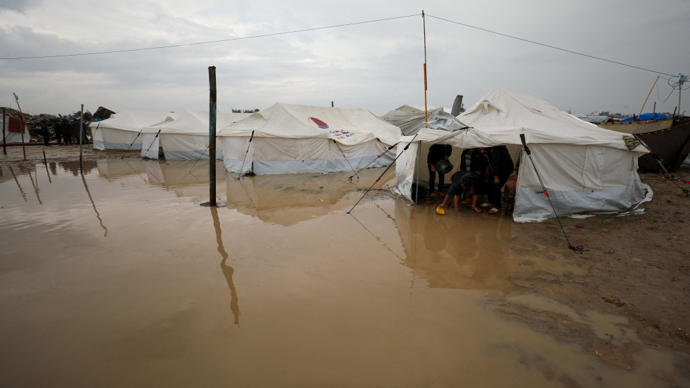 فلسطينيون يحتمون في مخيم خيام في مدينة غزة، 11 كانون الأول 2025. (رويترز)