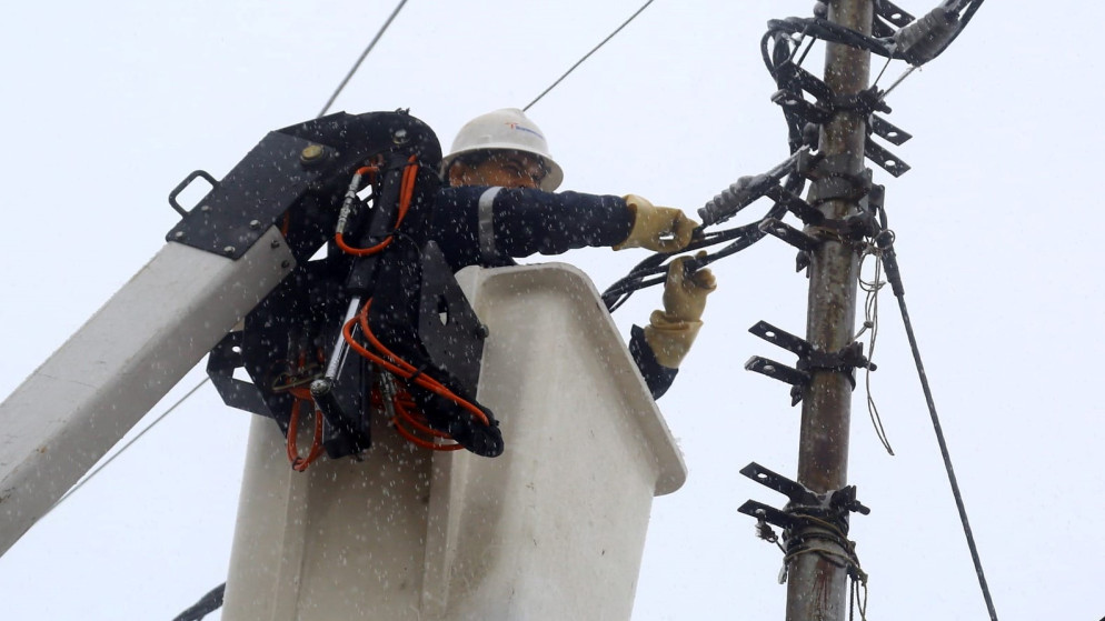 أحد كوادر شركة الكهرباء الأردنية الفنية العاملة في الميدان. (حساب الشركة على فيسبوك)