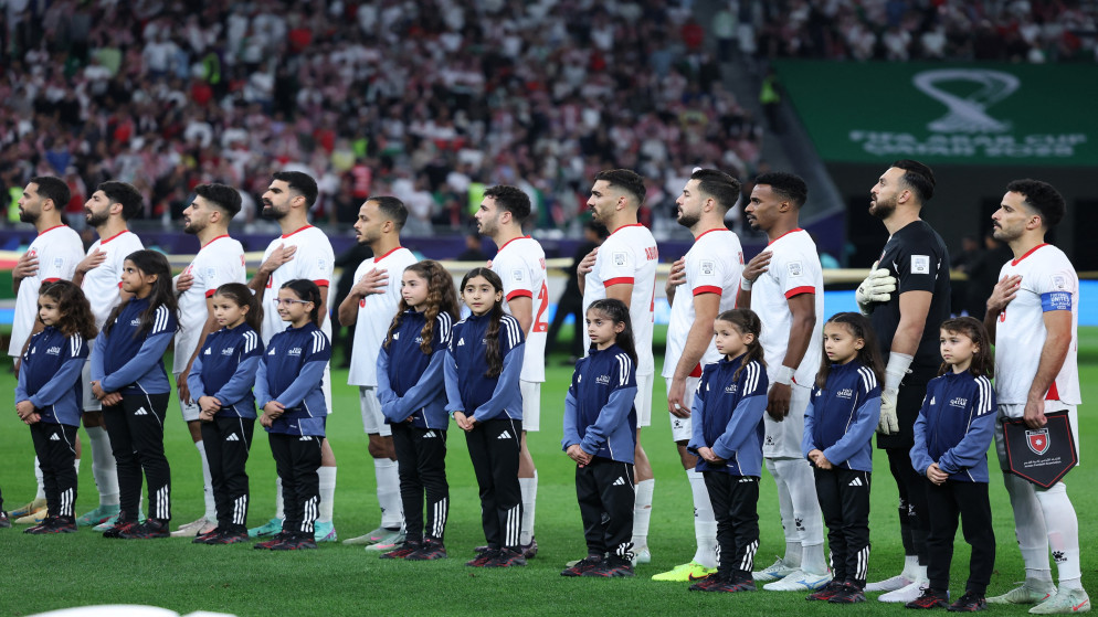 اصطف لاعبو المنتخب الوطني لكرة القدم في أثناء عزف النشيد الوطني، قبيل انطلاق مباراتهم أمام المنتخب العراقي على استاد المدينة التعليمية، ضمن منافسات ربع نهائي كأس العرب 2025 في قطر، بتاريخ 12 كانون الأول 2025.