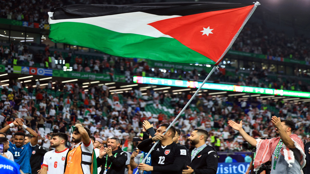 حارس المنتخب الوطني لكرة القدم مالك الشلبية يحتفل برفقة زملائه بعد الفوز على المنتخب العراقي في بطولة كأس العرب 2025. قطر. 12 كانون الأول 2025. (رويترز)