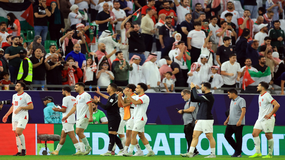 لاعبو المنتخب الوطني لكرة القدم يحيّون الجماهير بعد المباراة ضد العراق في منافسات ربع نهائي كأس العرب 2025. قطر. 12 كانون الأول 2025. (رويترز)