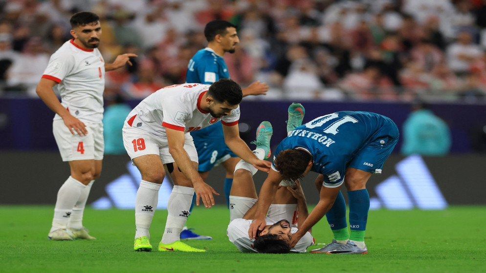 لاعب المنتخب الوطني يزن النعيمات بعد تعرضه للإصابة خلال مواجهة منتخب العراق في ربع نهائي كأس العالم 2025. قطر. 12 كانون الأول 2025. (رويترز)