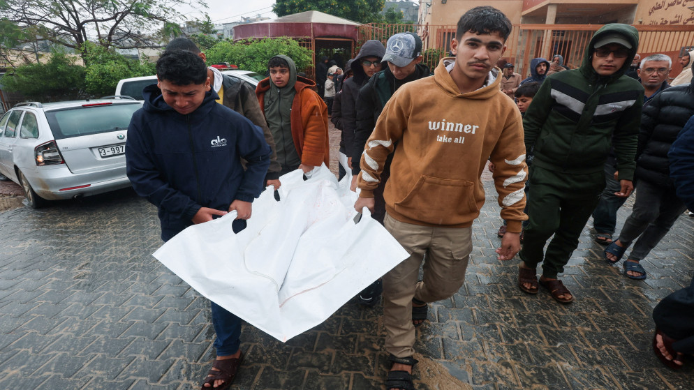 شبان يحملون جثمان شهيد في مستشفى ناصر بخان يونس جنوبي قطاع غزة، في 11 كانون الأول 2025. (رويترز)