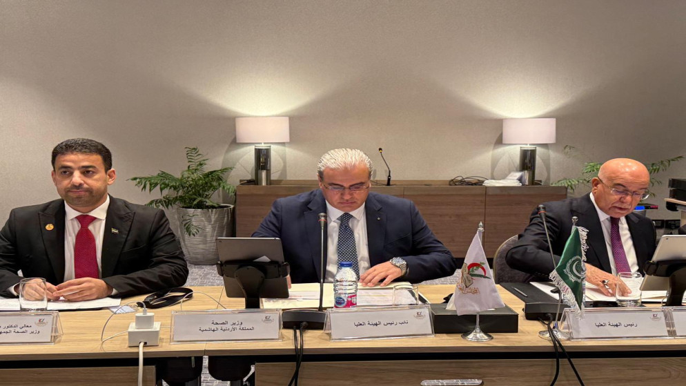 وزير الصحة نائب رئيس الهيئة العليا للمجلس العربي للاختصاصات الصحية إبراهيم البدور. (وسط)