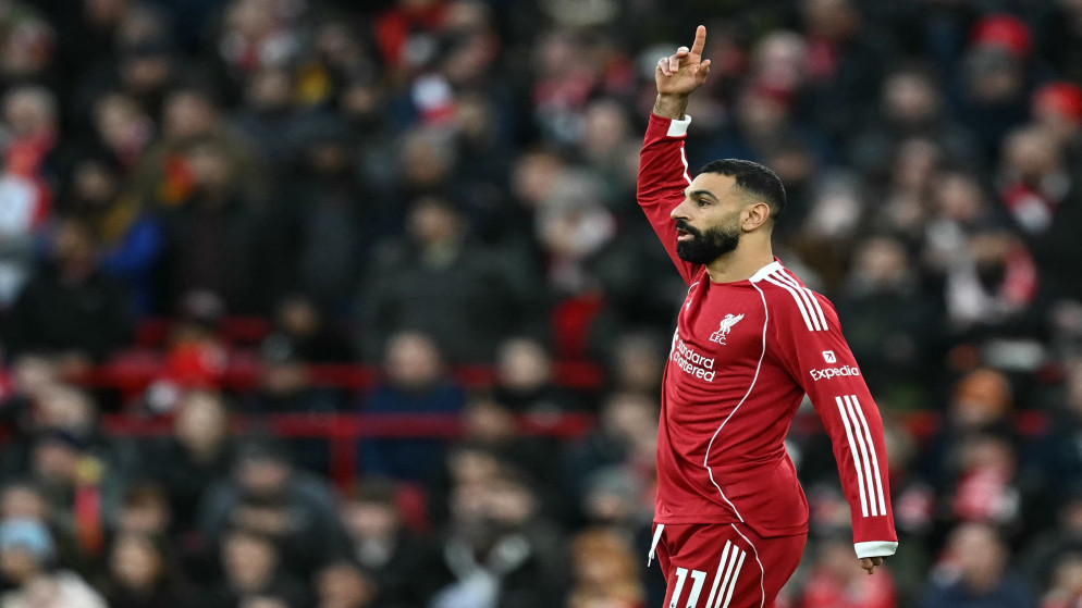 تسديدة من مهاجم ليفربول المصري رقم 11 محمد صلاح (يمين) خلال مباراة مع برايتون التركي. 13/12/2025. (أ ف ب)