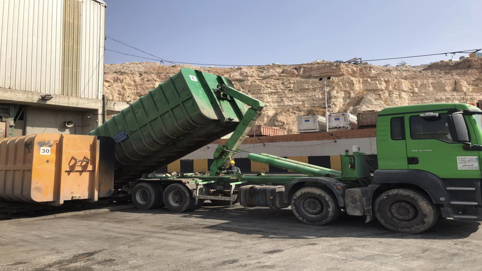 صورة توضيحية لشاحنة نقل نفايات تابعة لأمانة عمّان الكبرى