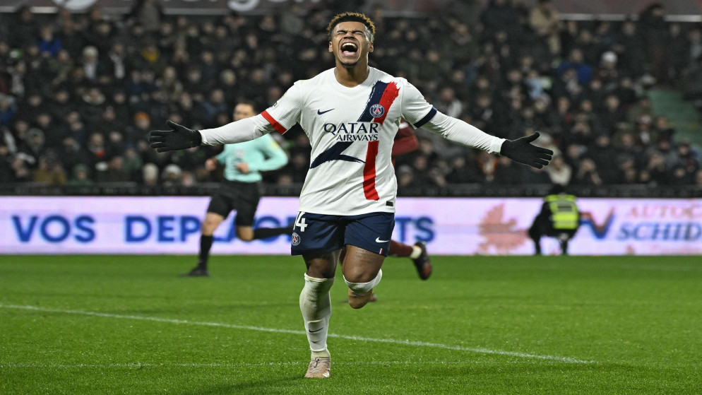لاعب باريس سان جيرمان، ديزيريه دو، يحتفل بعد تسجيله هدفا خلال مباراة الدوري الفرنسي لكرة القدم مع ميتز. 13/12/2025. (أ ف ب)