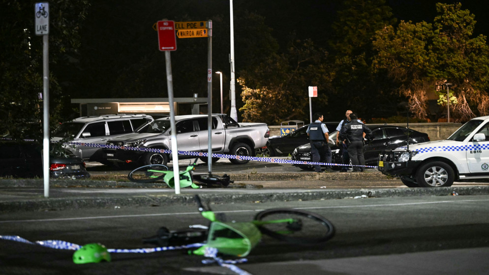 الشرطة الأسترالية تعمل في موقع الحادث بعد إطلاق نار وقع على شاطئ بونداي في سيدني بتاريخ 14 كانون الأول 2025. (أ ف ب)