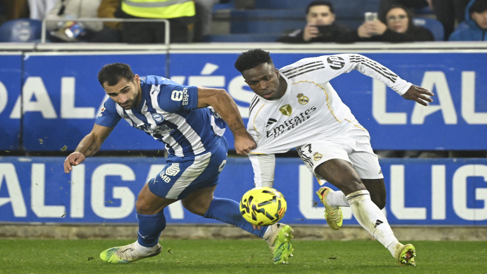 ريال يعيد الفارق مع برشلونة إلى 4 نقاط بفوز صعب على ألافيس في الدوري الإسباني 