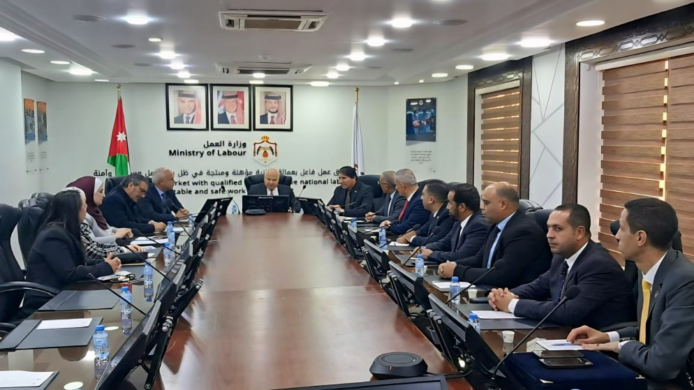 وزير العمل خالد البكار خلال لقائه رئيس النقابة العامة للعاملين في البترول المصرية عباس صابر.