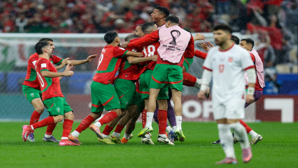 لاعبو المغرب يحتفلون بالهدف الأول لفريقهم خلال المباراة النهائية لكأس العرب 2025 لكرة القدم بين الأردن والمغرب على ملعب لوسيل في لوسيل .18 ديسمبر 2025.(أ ف ب)