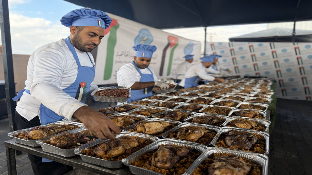 الحملة الأردنية والهيئة الخيرية الهاشمية توزعان وجبات ساخنة في شمال وجنوب غزة 