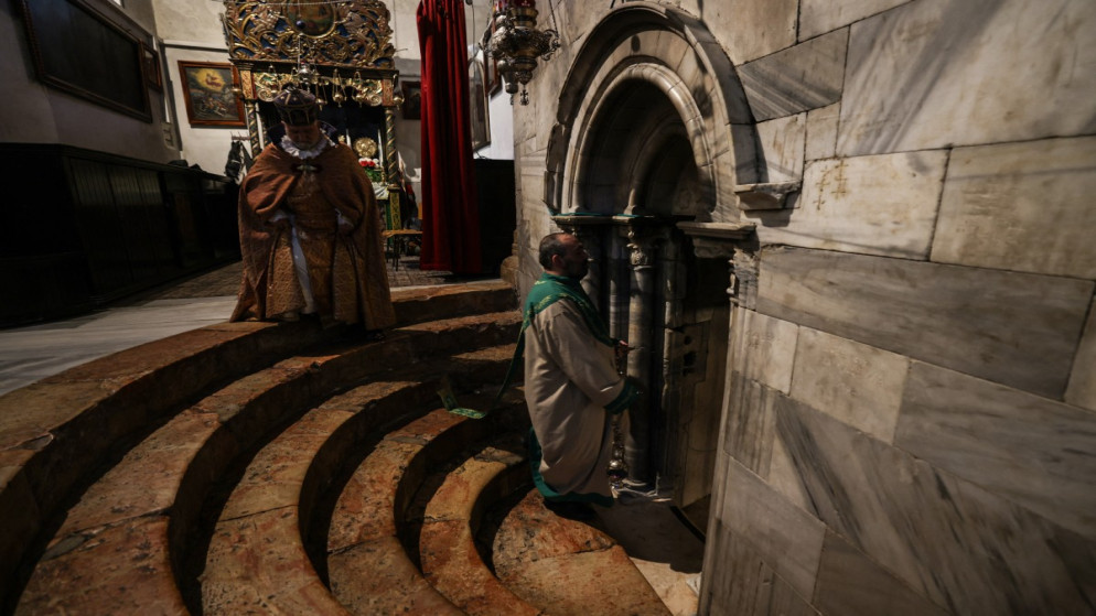 كنيسة المهد في بيت لحم، في الضفة الغربية المحتلة، قبل احتفالات عيد الميلاد في 24 ديسمبر 2025. (أ ف ب)