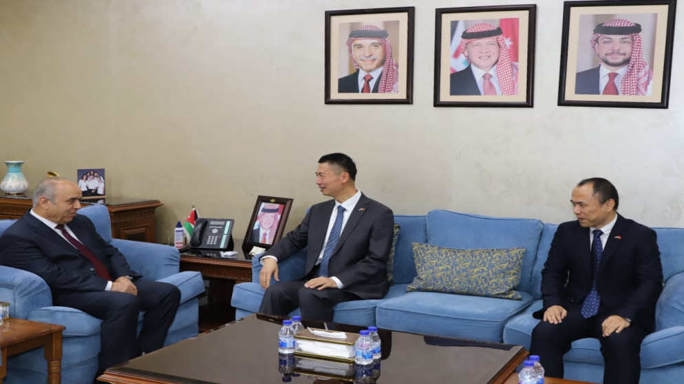 وزير التربية والسفير الصيني يؤكدان أهمية التعاون في التحول الرقمي وتطوير التخصصات الحديثة 