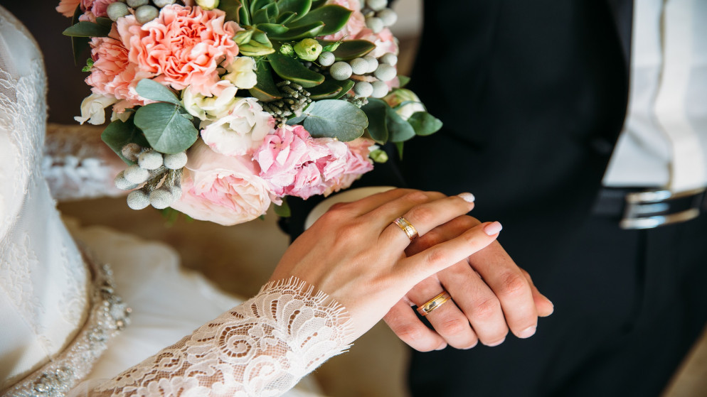صورة توضيحية لعروسين أثناء حفل زفافهم. (istockphoto)