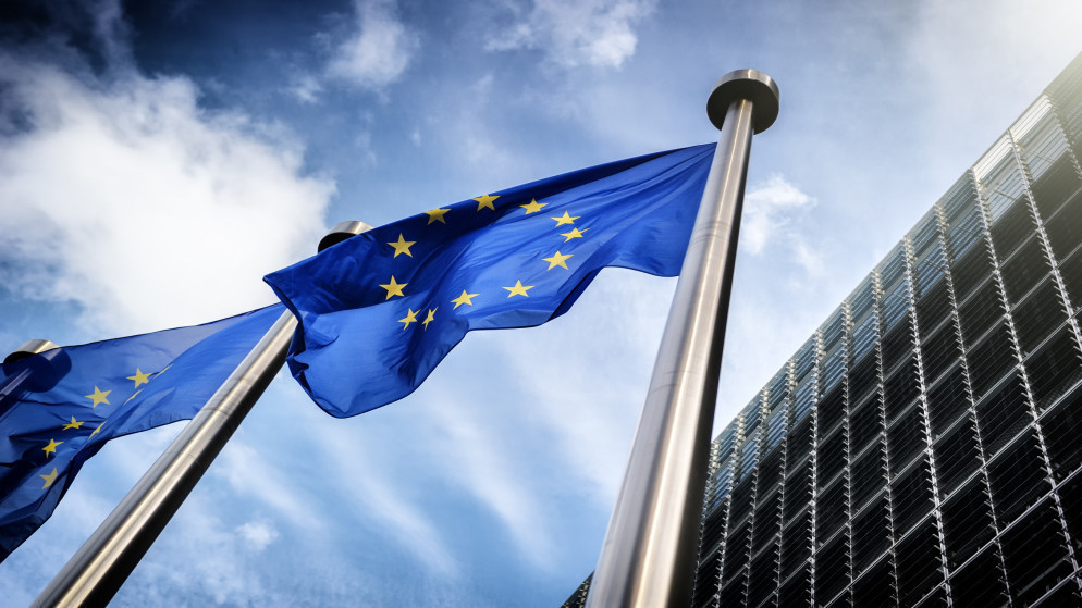 علم الاتحاد الأوروبي أمام مقر المفوضية الأوروبية في بروكسل. (shutterstock)