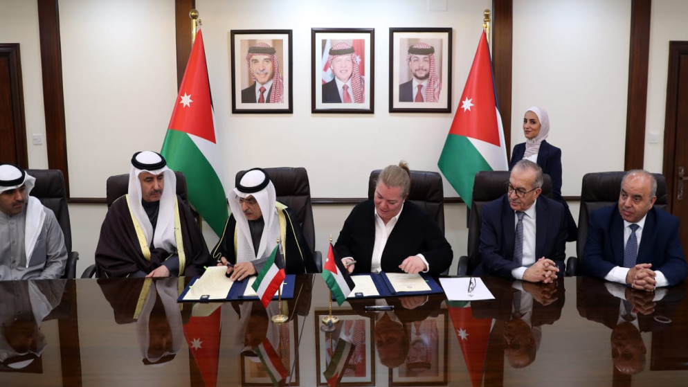 وزيرة التخطيط والتعاون الدولي زينة طوقان خلال توقيع اتفاقيات مع الصندوق الكويتي للتنمية. (وزارة التخطيط)