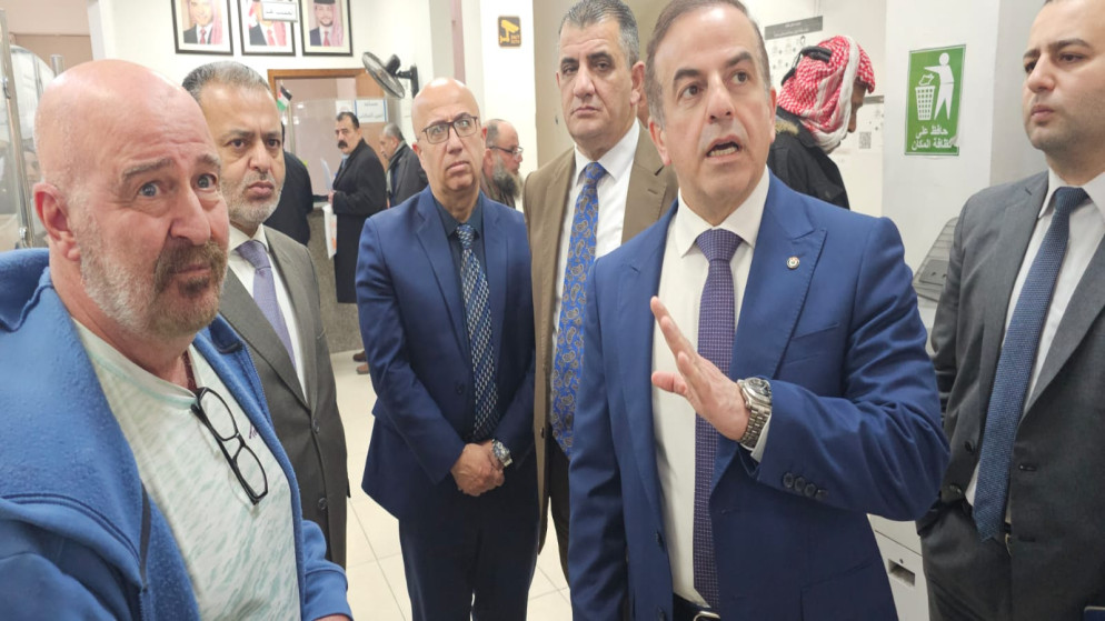 مدير عام دائرة الأحوال المدنية والجوازات غيث غازي الطيب خلال جولته التفقدية غير المعلنة اليوم لمكاتب أحوال وجوازات جبل عمان وتلاع العلي.