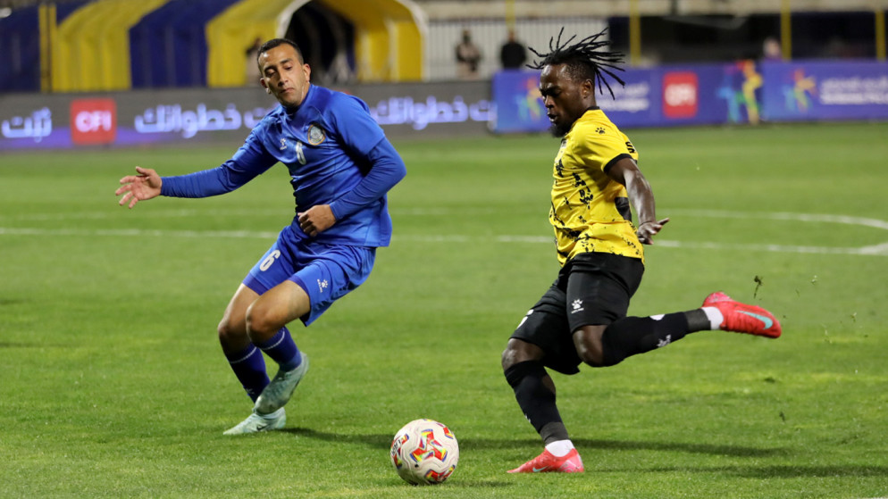 لاعبا فريق الحسين ومغير السرحان خلال المباراة. (الاتحاد الأردني لكرة القدم)