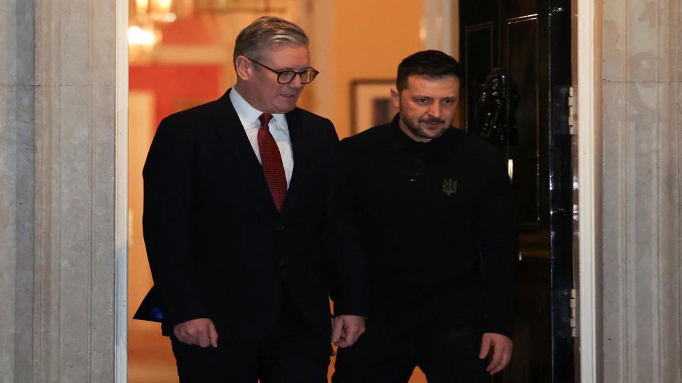 الرئيس الأوكراني فولوديمير زيلينسكي يغادر بعد اجتماع مع رئيس الوزراء البريطاني كير ستارمر في داونينج ستريت في لندن، بريطانيا، 1 مارس 2025. (رويترز)