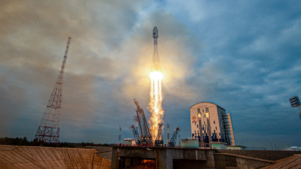 صاروخ معزز من طراز Soyuz-2.1b مزود بمرحلة علوية من طراز Fregat ومركبة الهبوط على القمر Luna-25 تنطلق من منصة إطلاق في مطار فوستوتشني الفضائي في منطقة أمور في أقصى شرق روسيا، 11 آب 2023. (رويترز)