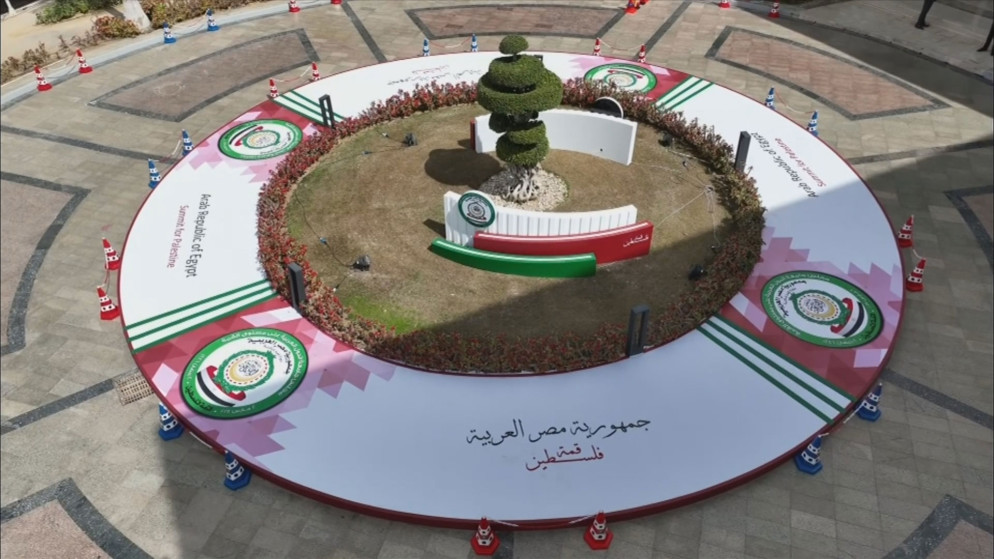 مدخل المبنى الذي ستعقد فيه أعمال الدورة غير العادية لمجلس جامعة الدول العربية على مستوى القمة. (المملكة)