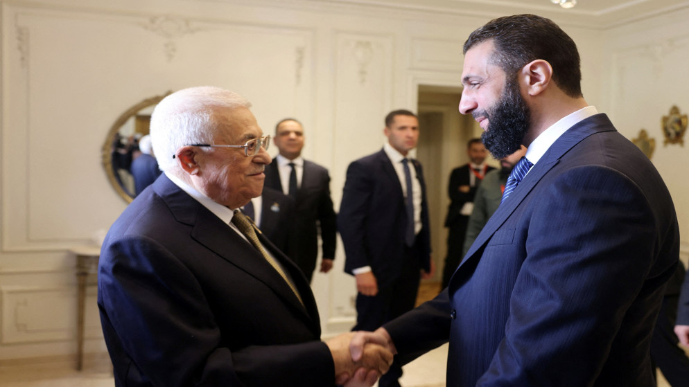 الرئيس الفلسطيني محمود عباس يلتقي الرئيس السوري أحمد الشرع، قبل القمة العربية الطارئة في القاهرة، 4 آذار 2025. (رويترز)