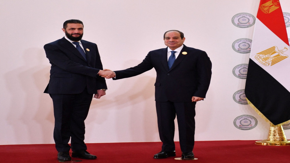 الرئيس المصري عبد الفتاح السيسي والرئيس السوري أحمد الشرع، 4 آذار/مارس 2025. (رويترز)