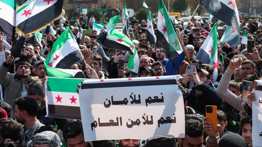 سوريون يتظاهرون دعما للحكومة السورية، حلب، سوريا، 7 آذار 2025. (رويترز)