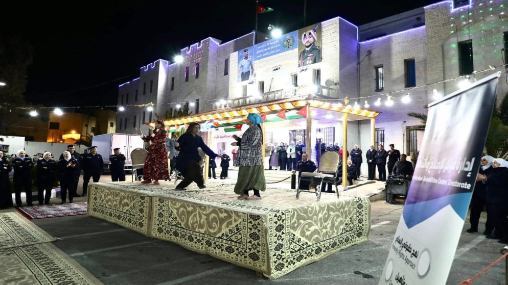 مشهد فعاليات الإفطار الجماعي بين النزيلات وذويهم. (مديرية الأمن العام)