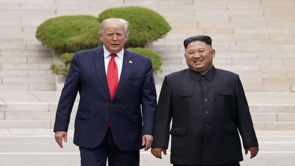 الرئيس الأميركي دونالد خلال لقاء الزعيم الكوري الشمالي كيم جونغ أون 30 حزيران 2019. (رويترز)