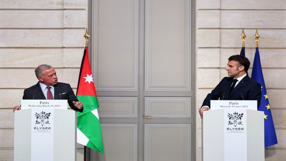 جلالة الملك عبدالله الثاني خلال تصريحات مشتركة مع الرئيس الفرنسي إيمانويل ماكرون في قصر الإليزيه. باريس. 19 آذار/ مارس 2025. (أ ف ب)