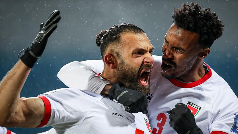 المدافعان الأردنيان يزن العرب وعبدالله نصيب يحتفلان بعد تسجيل الهدف الأول للمنتخب الوطني لكرة القدم ضد نظيره الفلسطيني ضمن منافسات الدور الثالث والحاسم من تصفيات كأس العالم 2026. 20 آذار 2025. (الاتحاد الأردني لكرة القدم)