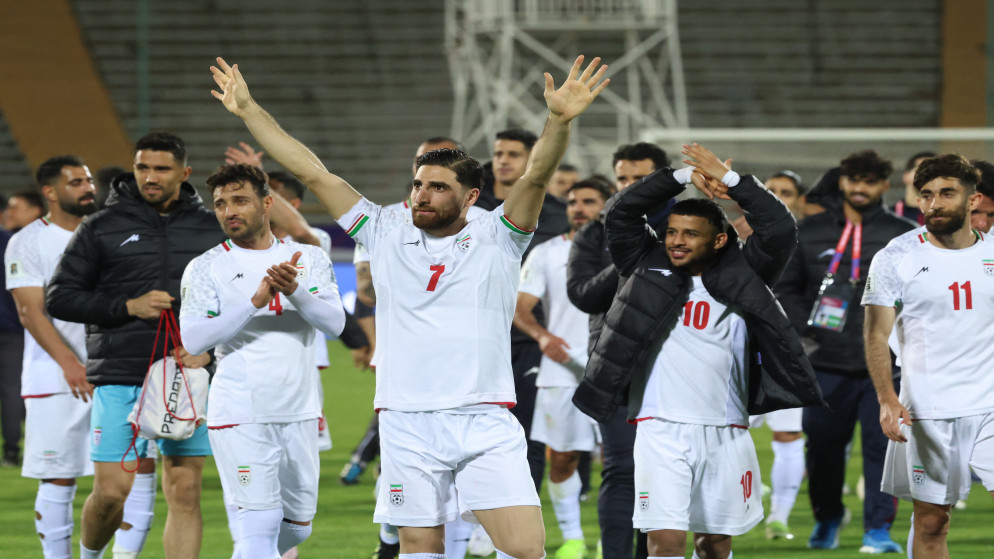 لاعبو إيران يحيون جماهيرهم بعد مباراة كرة القدم ضمن المجموعة الأولى في تصفيات كأس العالم 2026، بين إيران والإمارات في طهران، 20 مارس 2025. (أ ف ب )