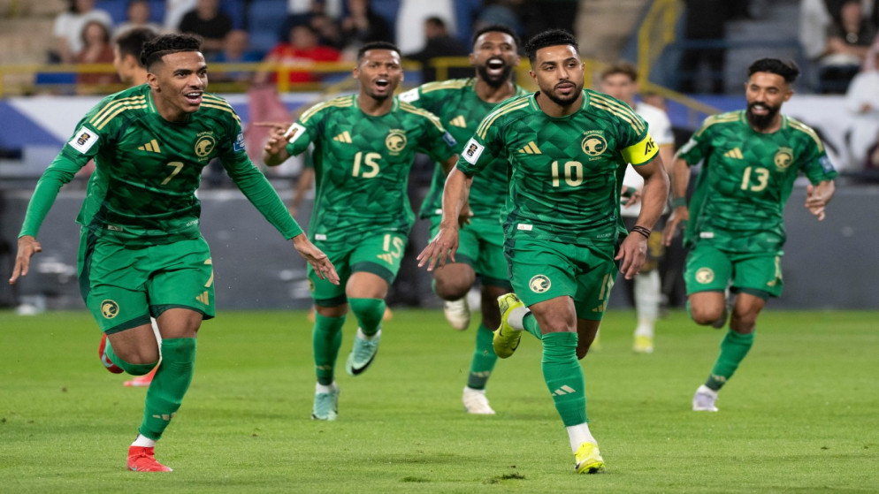 يحتفل لاعب خط الوسط السعودي رقم 10 سالم الدوسري بتسجيله الهدف الأول لفريقه خلال مباراة كرة القدم ضمن المجموعة الثالثة في تصفيات كأس العالم 2026 في آسيا ضد نظيره الصيني. الرياض. 20 آذار 2025. (أ ف ب)