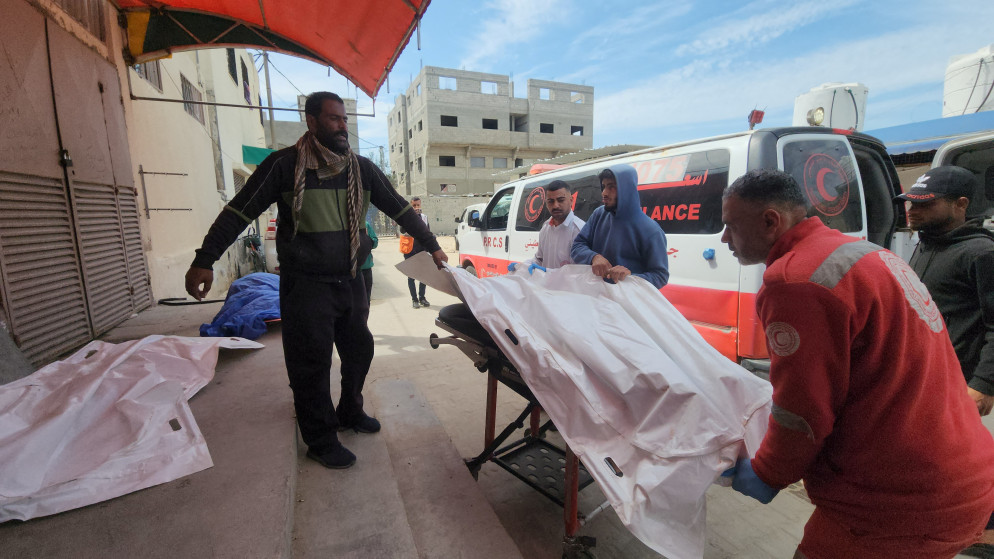 فلسطينيون ومسعف ينقلون جثمان شهيد في دير البلح في وسط قطاع غزة 17 آذار 2025. (رويترز)