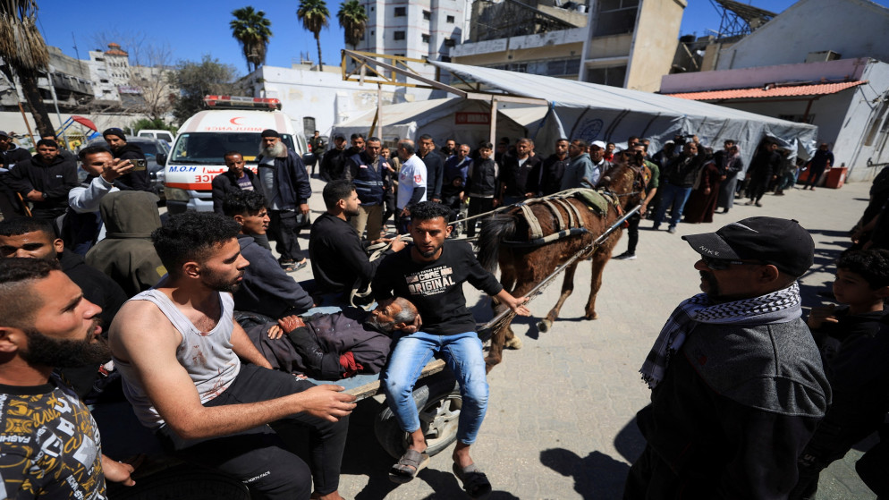 فلسطينيون ينقلون جريحا إلى مستشفى المعمدان الأهلي العربي، في مدينة غزة 19 آذار 2025. (رويترز)