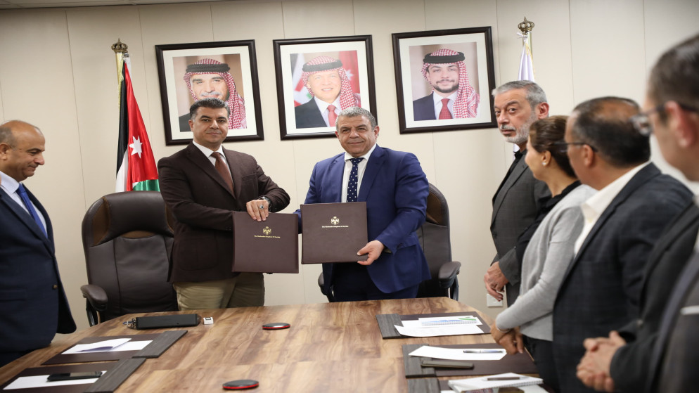 وزير الزراعة خالد حنيفات وممثل منظمة الأغذية والزراعة للأمم المتحدة نبيل عساف بعد توقيع الاتفاقية. (وزارة الزراعة)