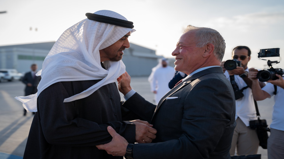 الرئيس الإماراتي الشيخ محمد بن زايد آل نهيان خلال استقبال جلالة الملك عبدالله الثاني بن الحسين في أبو ظبي. (الديوان الملكي الهاشمي)