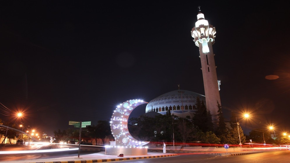 صورة أرشيفية لمجسم هلال رمضان أمام مسجد الملك المؤسس عبدالله الأول في منطقة العبدلي في عمّان.