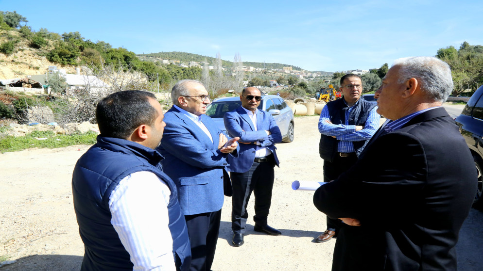 وزير الأشغال العامة والإسكان ماهر أبو السمن يتفقد عددا من المواقع والمشاريع في عجلون. (وزارة الأشغال)
