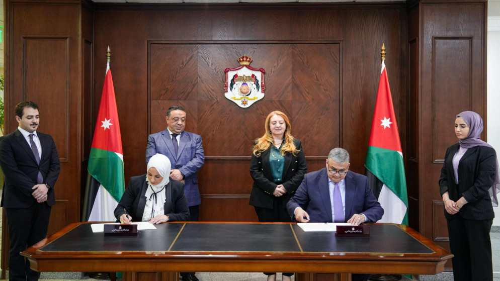 الأمين العام لوزارة الخارجية وشؤون المغتربين السفير ماجد القطارنة، يوقع والمديرة العامة لشركة البريد الأردني هنادي الطيب، يوقعان اتفاقية تقديم الخدمات القنصلية خارج الأردن. 27 آذار 2025. (وزارة الخارجية)
